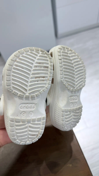 白色經典洞洞鞋 image 1 of 0