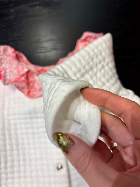 白色絎縫印花荷葉領長袖連身腳套衣 image 1 of 0