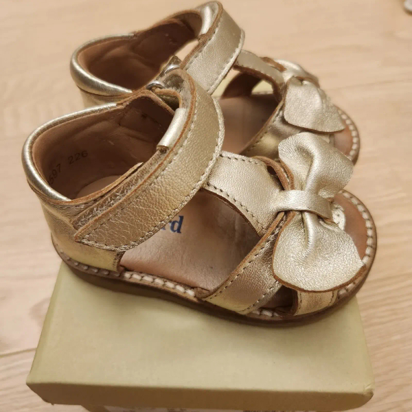 Petit Nord 金色蝴蝶結涼鞋 image 1 of 0