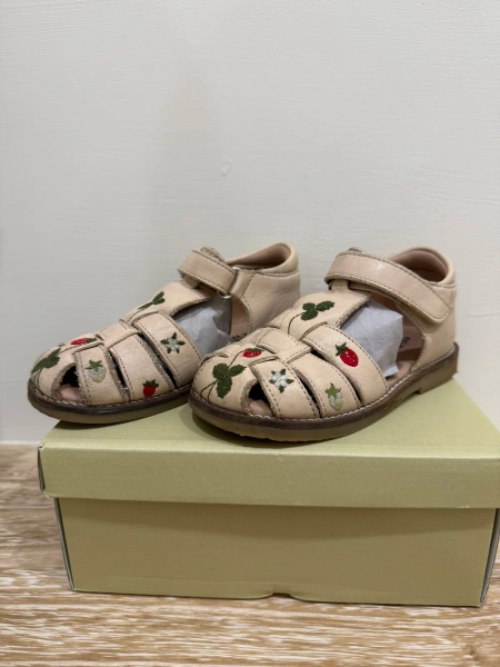 草莓涼鞋 image 1 of 0
