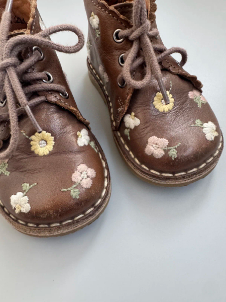 刺繡小花皮靴 image 1 of 0