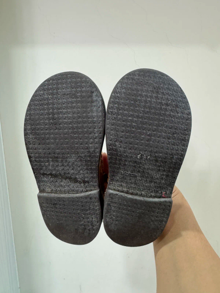 真皮復古鏤空涼鞋 image 1 of 0