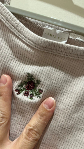 藕粉色玫瑰刺繡細肩帶背心 image 1 of 0
