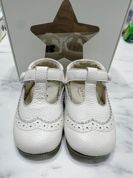 真皮雕花小白鞋 image 1 of 0