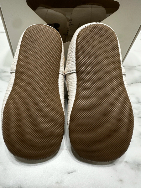 真皮雕花小白鞋 image 1 of 0