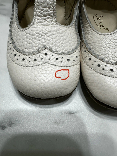 真皮雕花小白鞋 image 1 of 0