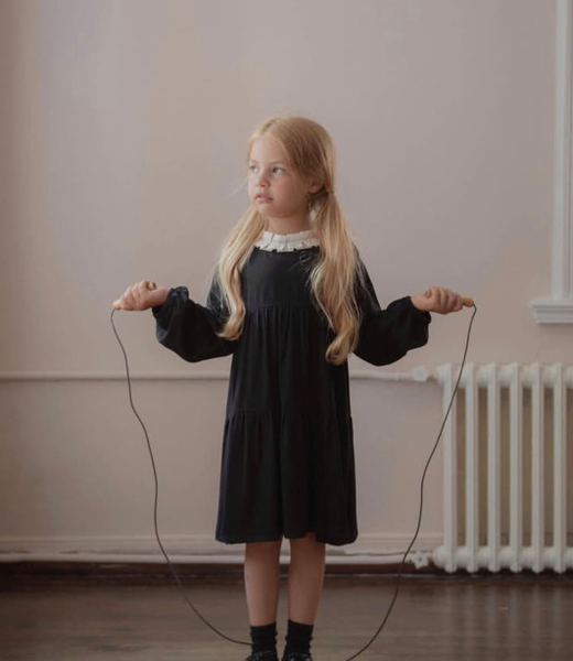 蕾絲領黑色洋裝 image 1 of 0