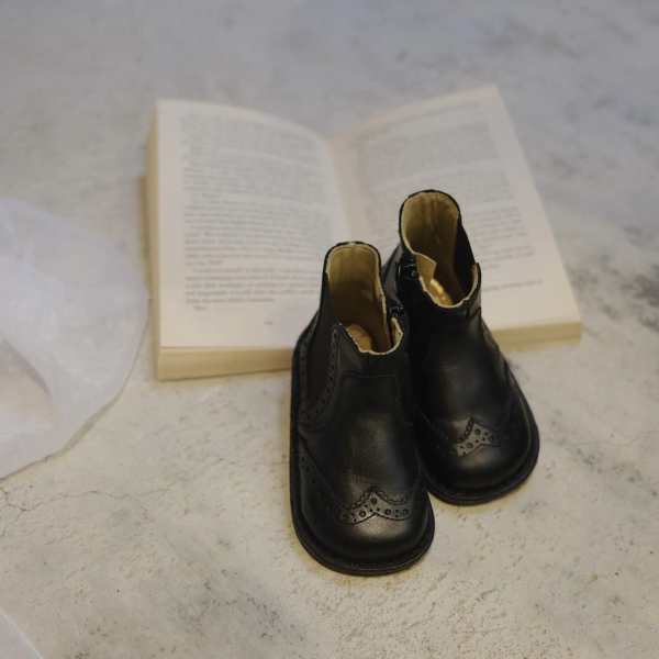 牛津雕花Chelsea皮靴 image 1 of 0